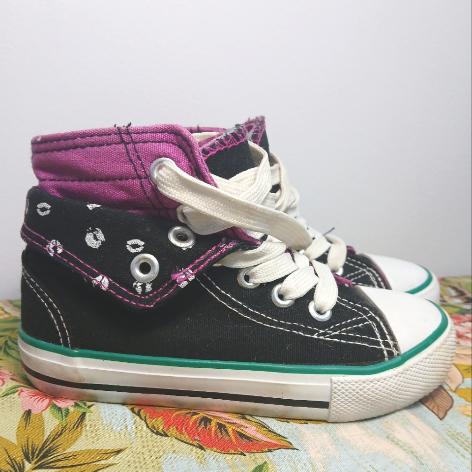 Toddler Girls Size 9 High Top Sneakers Black Magenta, Lipstick Kiss Print